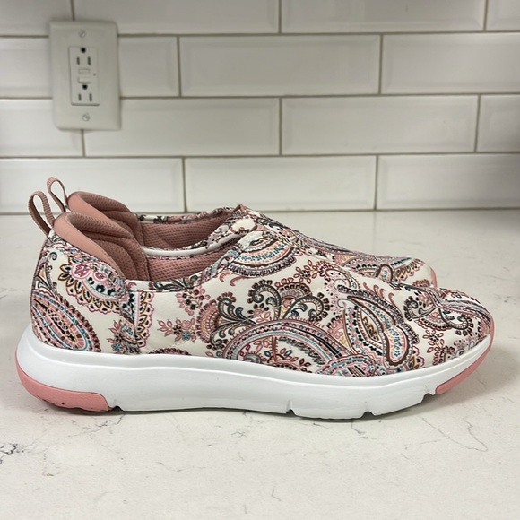 Vera Bradley VB Cloud 2-Mile Slip-On Shoe Sand Paisley Size 8 - Picture 3 of 16